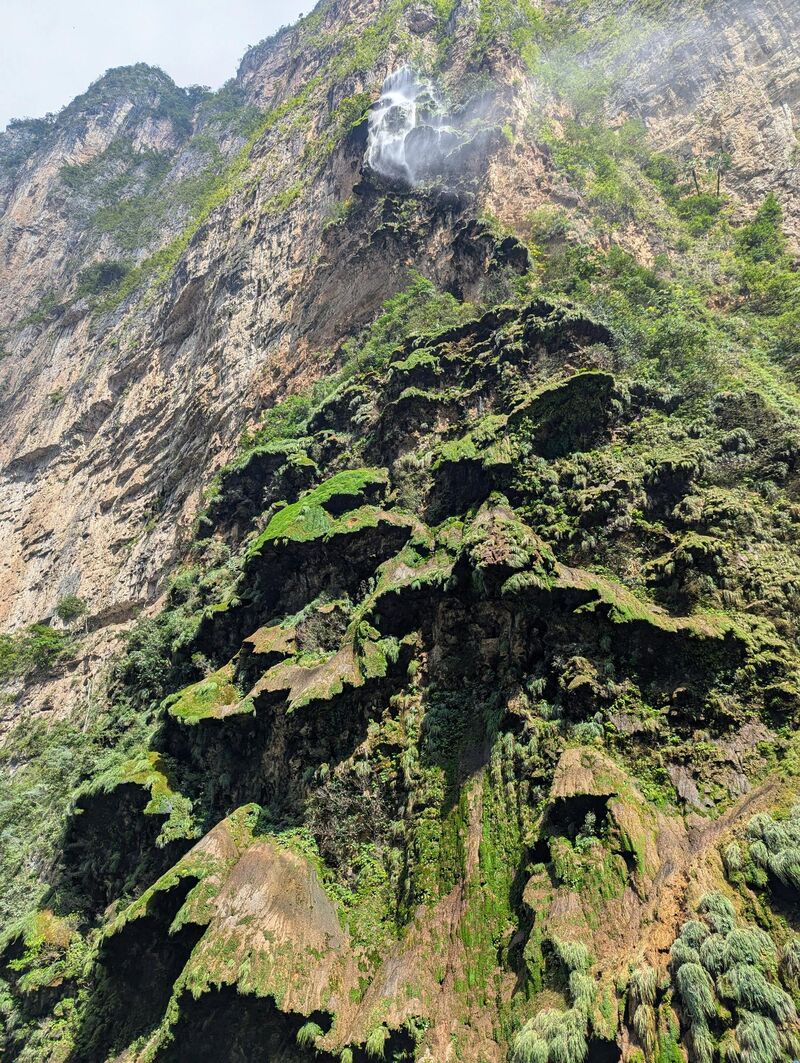 Der Wasserfall wird meist weg gewindet, trotzdem bilden sich die Kalkablaguerungen und sieht somit aus wie ein Tannenbaum