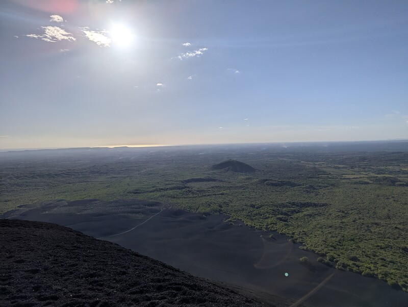 Die Aussicht in Richtung Küste vom Cerro Negro aus, die knapp zu erkennen ist.