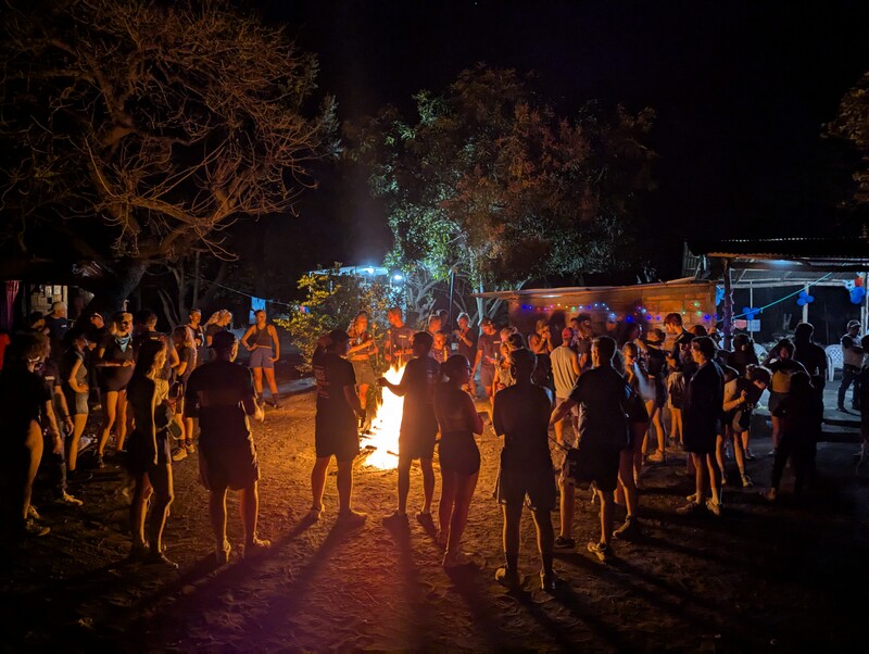 Das Lagerfeuer nach dem Abendessen.
