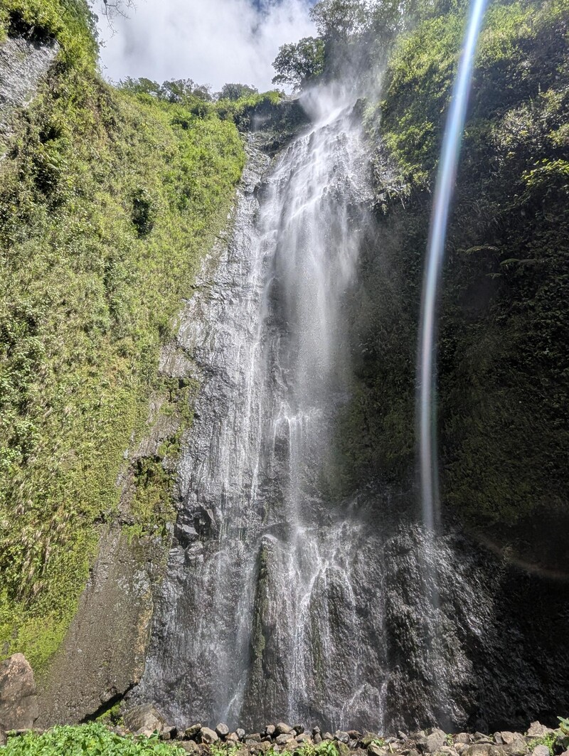 Der Wasserfall San Ramos von unten. Böhen wehen teilweise das kühle Wasser über uns, was uns sehr angenehm abkühlt.