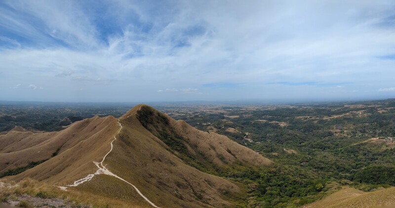 Aussicht vom Gipfelkreuz zum zweiten Gipfel.