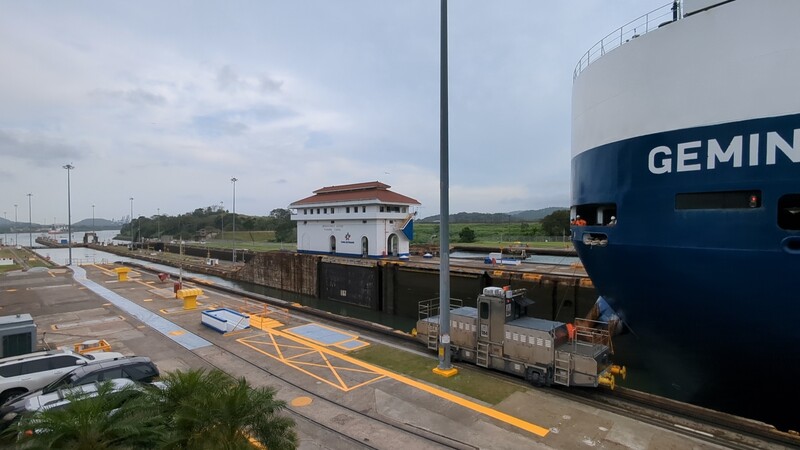 Die Schleuse von der Einfahrt des Sees in Richtung Pazifik.