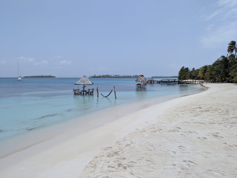 Gemütliche Strandtische im Wasser. Die Bänke waren nicht sonderlich stabil, bei einem landeten drei von uns im Wasser.