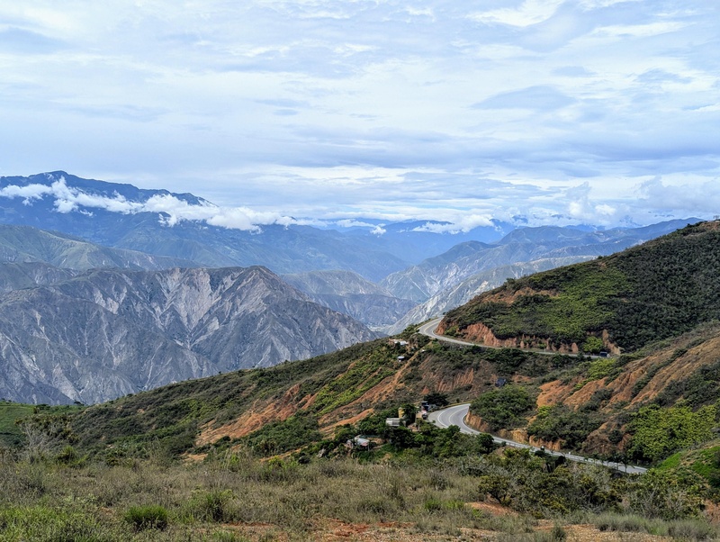 Ausblick zur Strasse und zum Tal woher wir kamen. Atemberaubende Landschaft!