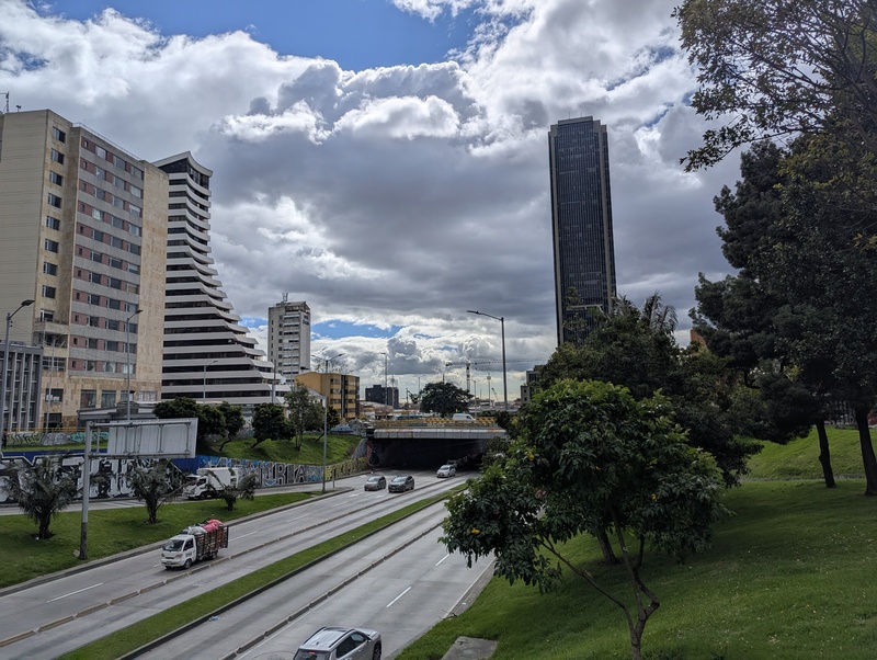 Hohe Häuser, Parks und grosse Strassen sind auch ein Teil von Bogotá.