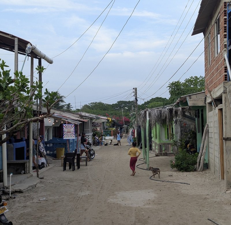 Das ist eine der wenigen Strassen in Rincón del Mar. Wenig ausgebaut, viele Kinder und das einfache Leben am Meer.
