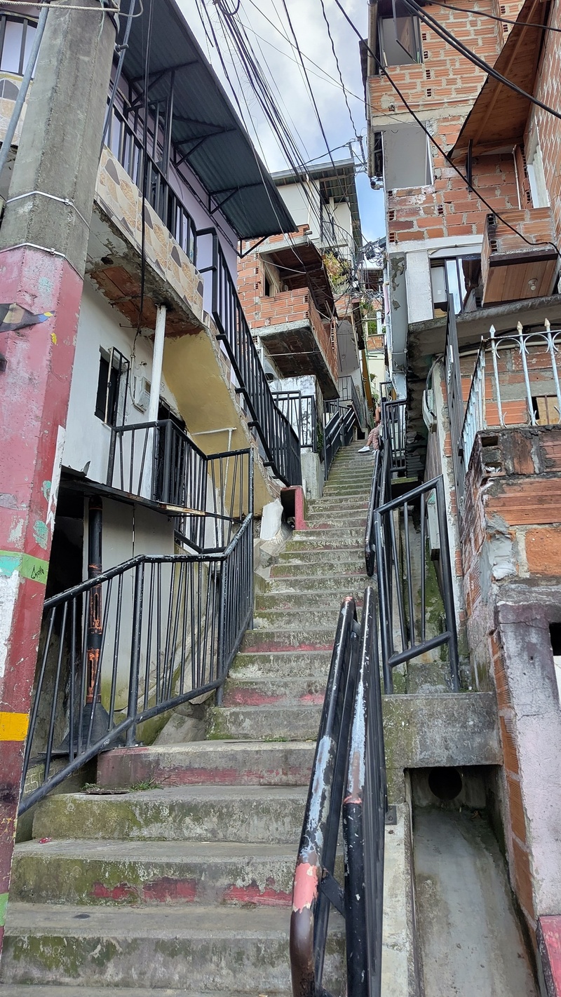 Eine der unzähligen steilen Treppen, welche die Einwohner benutzen.