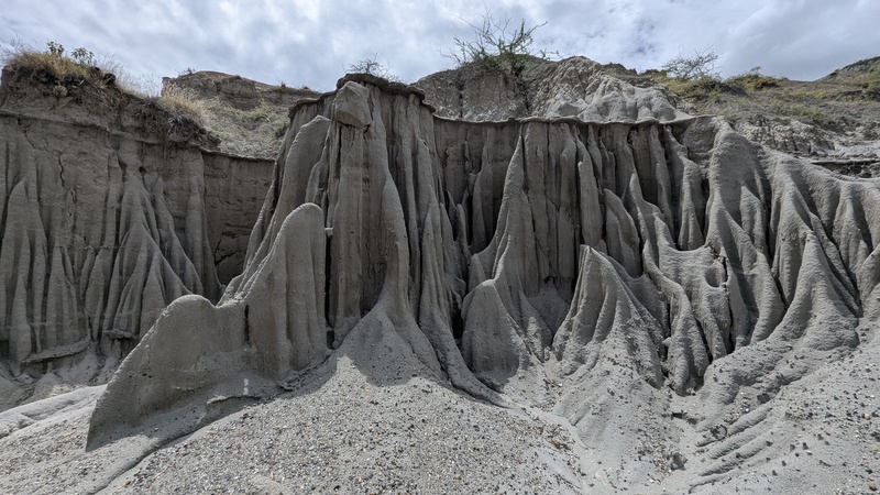 Sandformationen in der grauen Wüste.