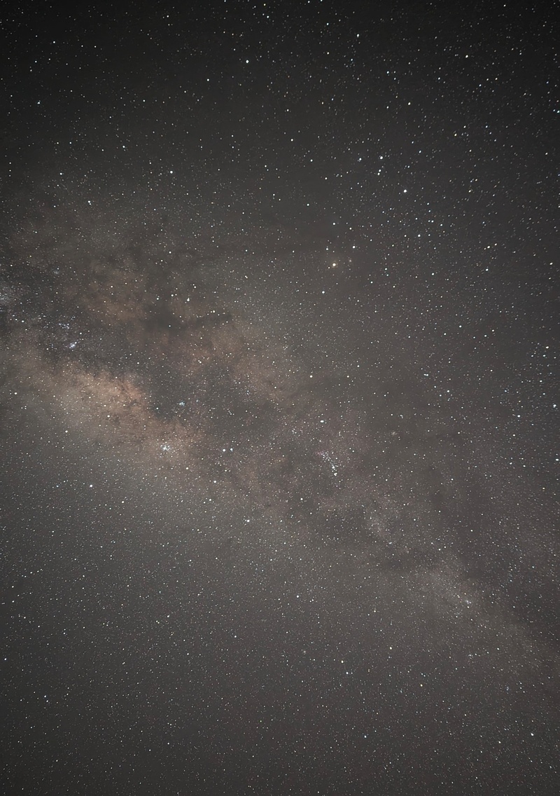 Klarer Himmel auch bei Nacht. Man erkannte die Milchstrasse mit dem Auge, aber die Handykamera sieht es noch besser (4min Belichtung, Pixel 7 Pro)