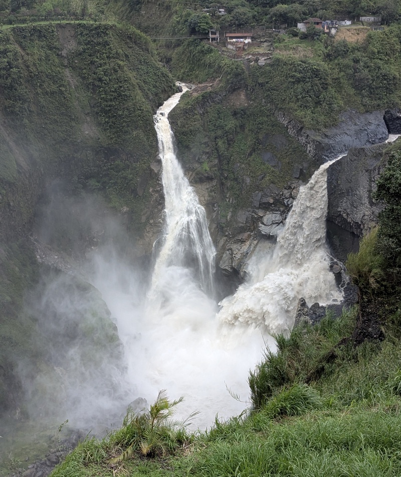 Der erste Wasserfall auf der Velotour mit viel Wasser.