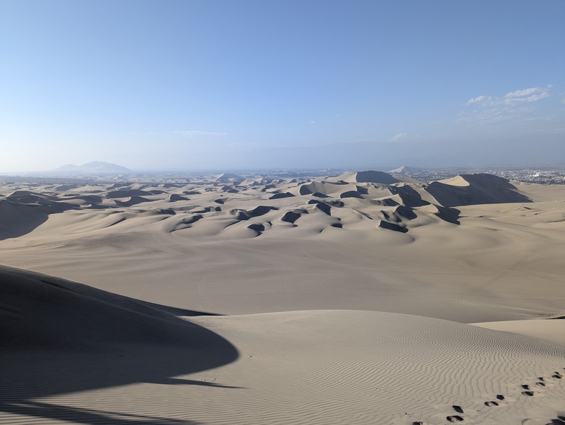Ica im Hintergrund der Sanddünen.
