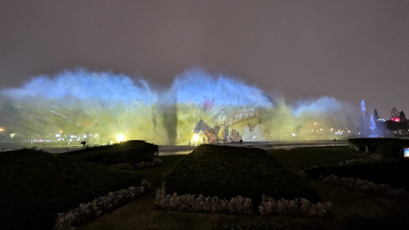 Das Wasserspiel in einem Park in Lima. Der Sprühnebel dient als Leinwand.