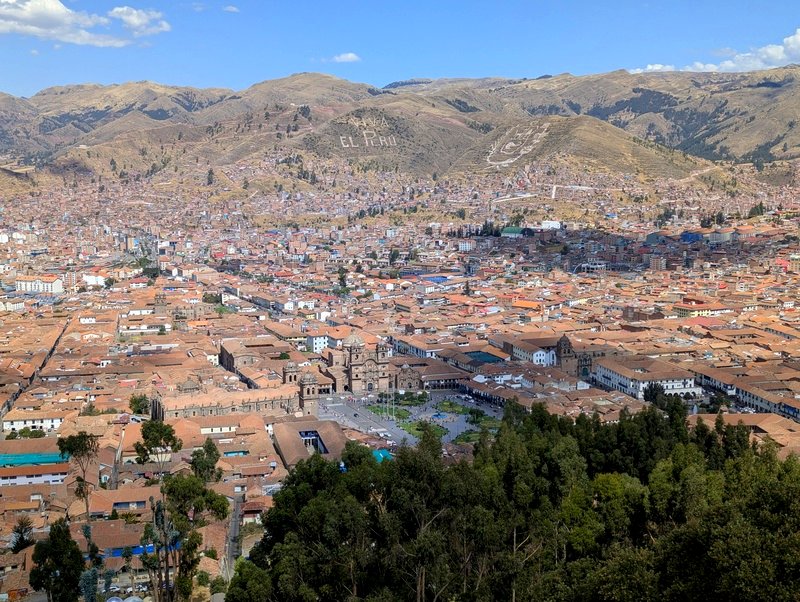Aussicht auf das Zentrum von Cusco mit dem Plaza de Armas in der Mitte.