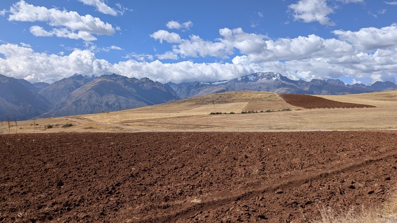 Aussicht auf der Wanderung von Moray nach Maras. Ein Feld kommt nach dem anderen.