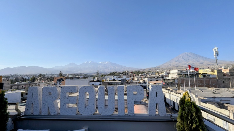 Aussicht auf die drei gut 6000m hohen Vulkane von einer Dachterrasse.
