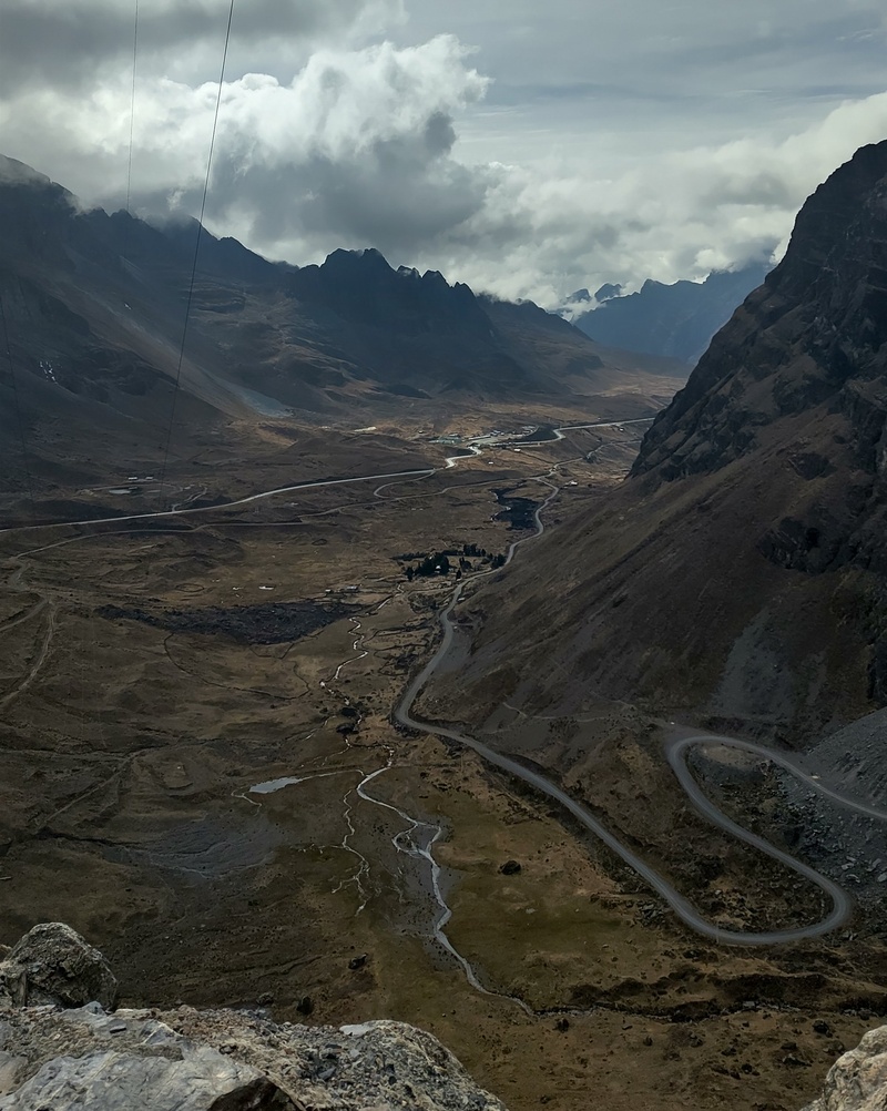 Erster Aussichtstop kurz nach dem Start. Rechts im Bild sieht man noch die alte Strasse.