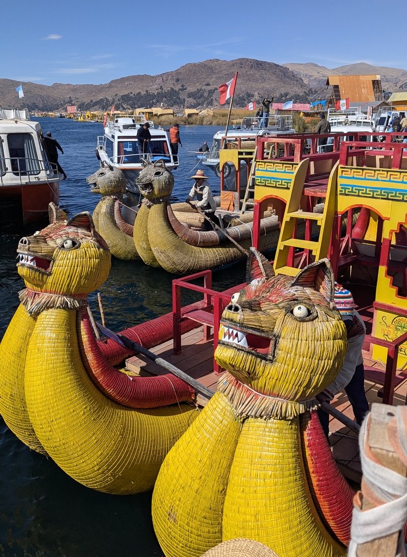 Die klassichen Boote der Uros bezeichnen sie selbst als “Mercedes”. Sie werden aus dem Schilf ihrer schwimmenden Inseln gebaut.