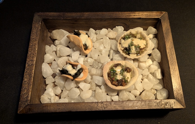 Einer der Vorspeisen: Mini-Tacos und ein gefülltes Tartelet.