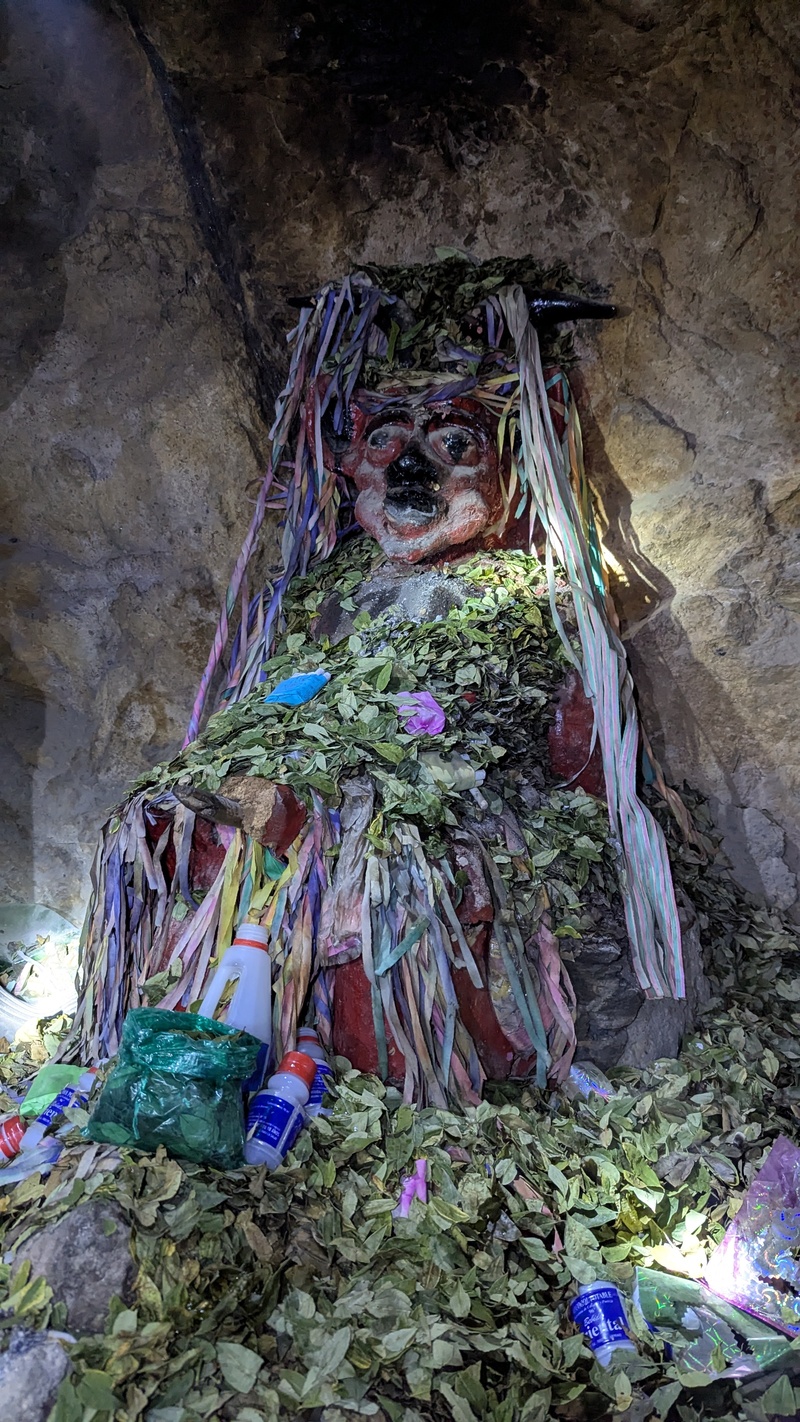 Eine der vielen Teufelsstatuen in der Mine.
