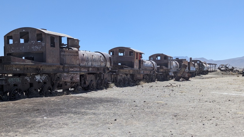 Direkt neben Uyuni gibt es ein Zugsfriedhof. Alte britische Züge aus dem Ende des 19. Jahrhunderts wurden hier nach dem Kollaps der Minenindustrie in den 1940ern, deponiert und sterben hier einen langsamen Tod.