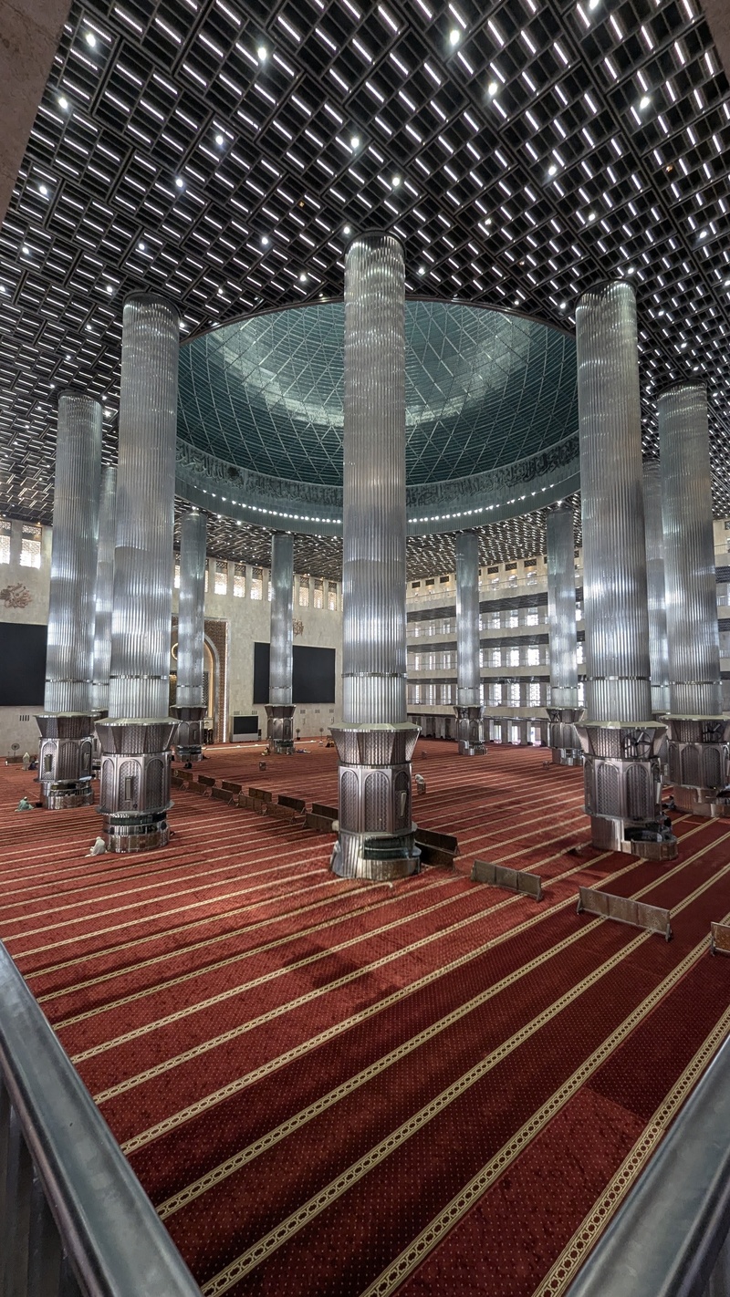 Die Moschee ist seitlich und hinten offen, es zog somit eine angenehmen Brise durch.