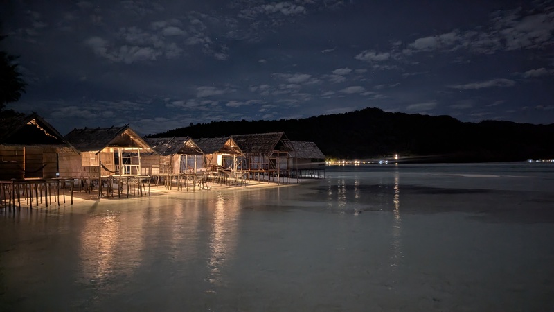 Der Ausblick bei Nacht in unserem Homestay auf Kri.