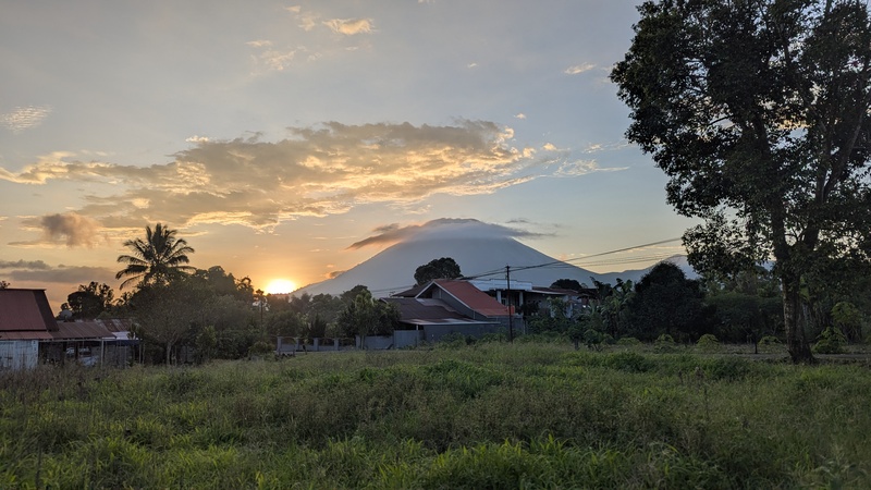 Auf dem Heimweg von den heissen Quellen haben wir noch einen schönen Blick auf den Lokon erwischt. Auf dem Heimweg von den heissen Quellen haben wir noch einen schönen Blick auf den Lokon erwischt.