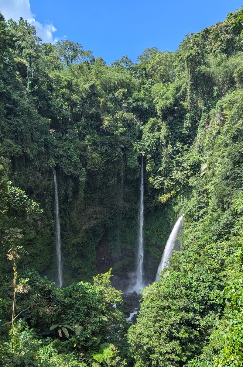 Nach dem überstehen des rutschigen Weges wurden mir mit diesem Wasserfall belohnt. Nach dem überstehen des rutschigen Weges wurden mir mit diesem Wasserfall belohnt.